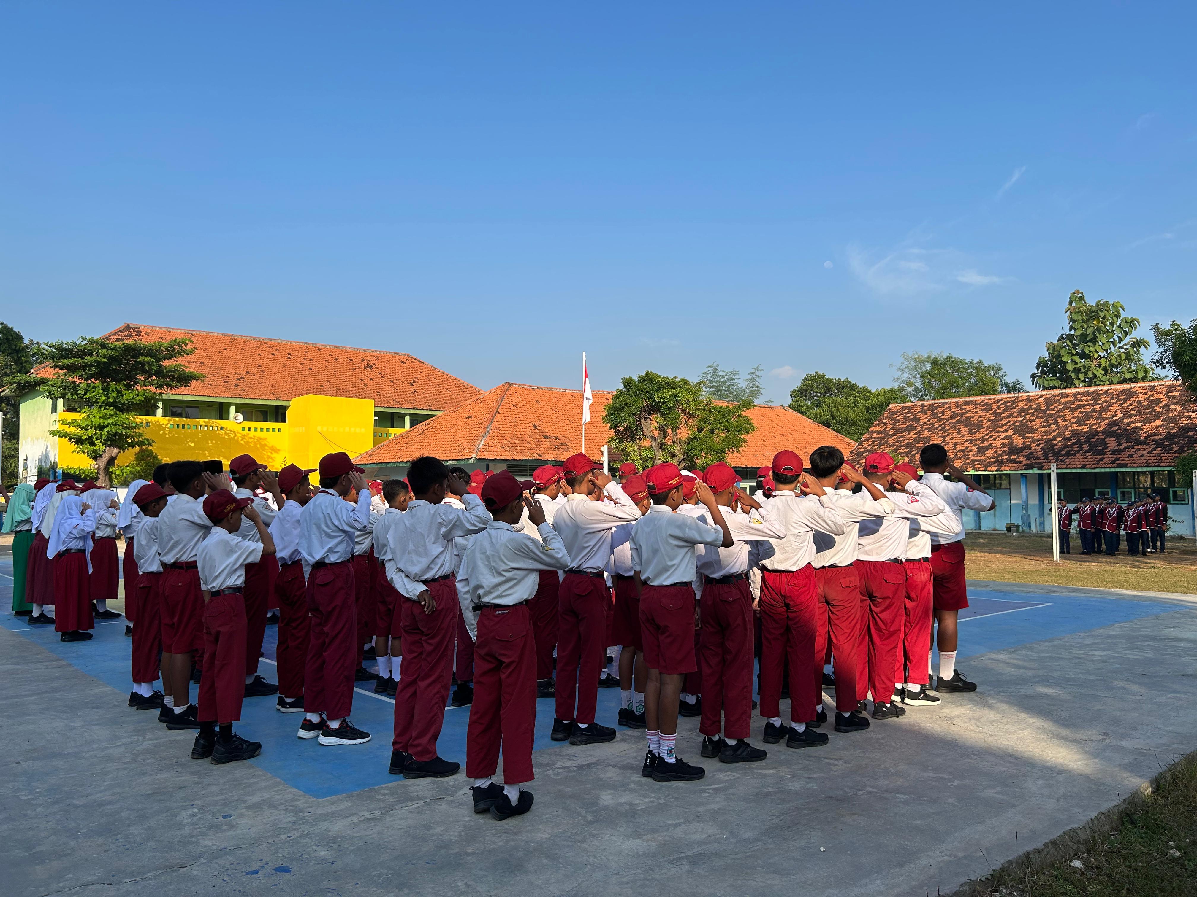 HARAPAN MASA DEPAN: Siswa baru UPTD SMPN 1 Kamal mengikuti upacara bersama kemarin.