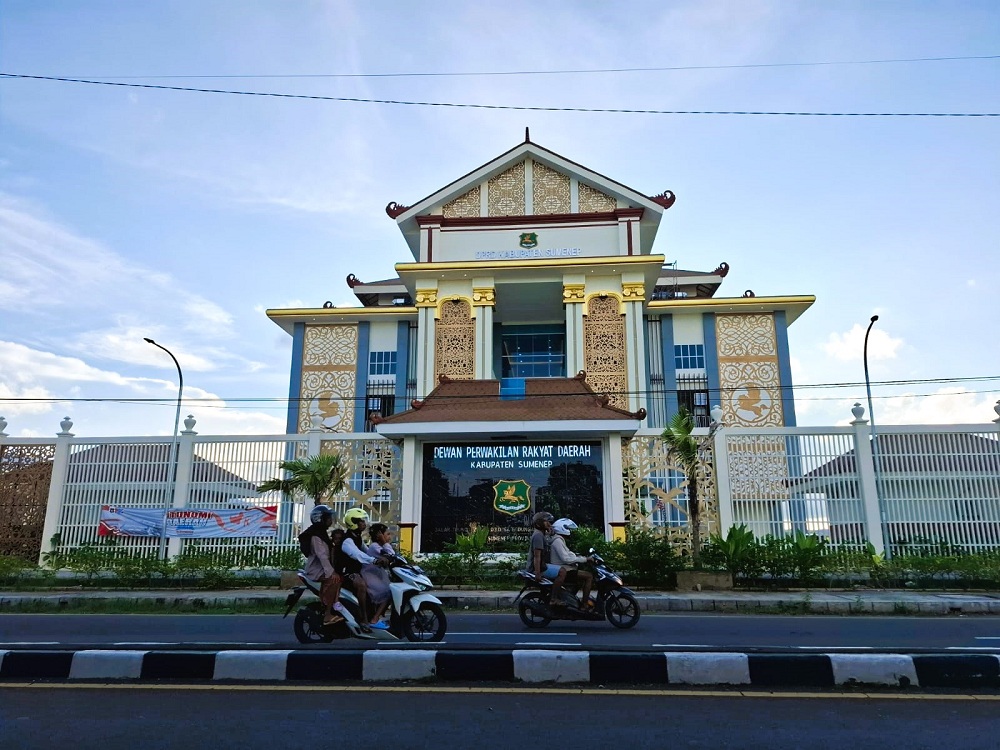 MEGAH: Pengendara melintas di depan kantor DPRD Sumenep di Jalan Trunojoyo, Desa Gedungan, Kecamatan Batuan, kemarin.