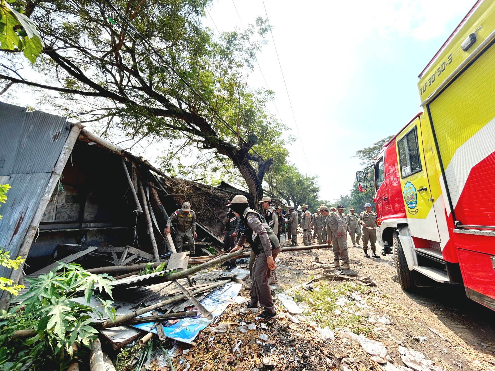 DIRATAKAN: Anggota Satpol PP Bangkalan membongkar warung yang sering ditempati anjal di simpang empat Petapan, Kecamatan Labang, Senin (14/7). (VIVIN AGUSTIN HARTONO/JPRM)