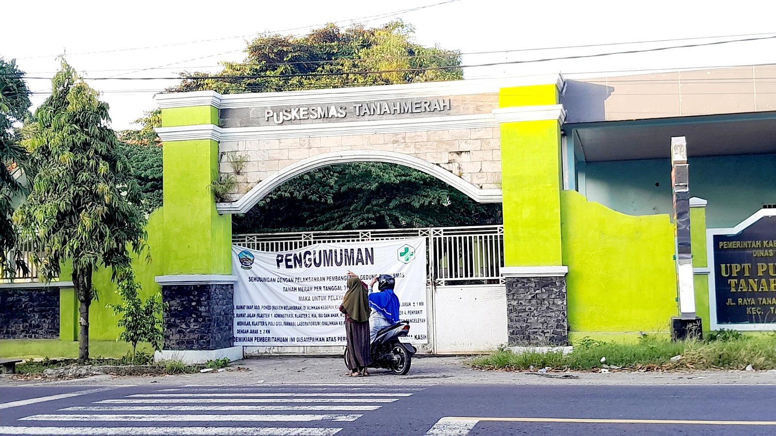 PINDAH LOKASI: Pengendara roda dua melintas di depan Puskesmas Tanah Merah, Bangkalan, Senin (14/7). (M. KHOLIL RAMLI/JPRM)