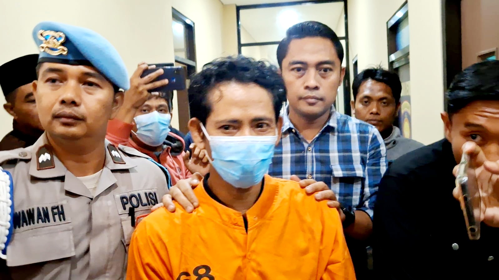 TAK BERKUTIK: Anggota DPRD Sumenep dari Fraksi PPP Bambang Eko Siswanto (baju oranye) yang tersandung kasus narkoba, Kamis (5/12/2024). (MOH. IQBAL/JPRM)