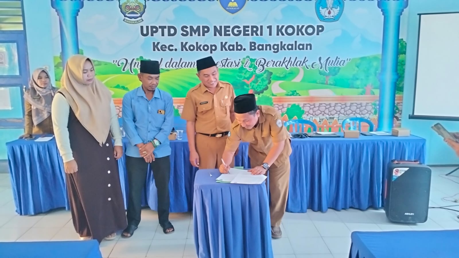 SATU TUJUAN: Guru, komite dan wali murid meneken pakta instegritas