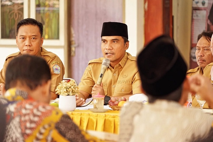 VISIONER: Bupati Bangkalan Lukman Hakim memberikan paparan saat menyapa warga di Pendopo Kecamatan Kamal Selasa (15/7). (PROKOPIM UNTUK JPRM)
