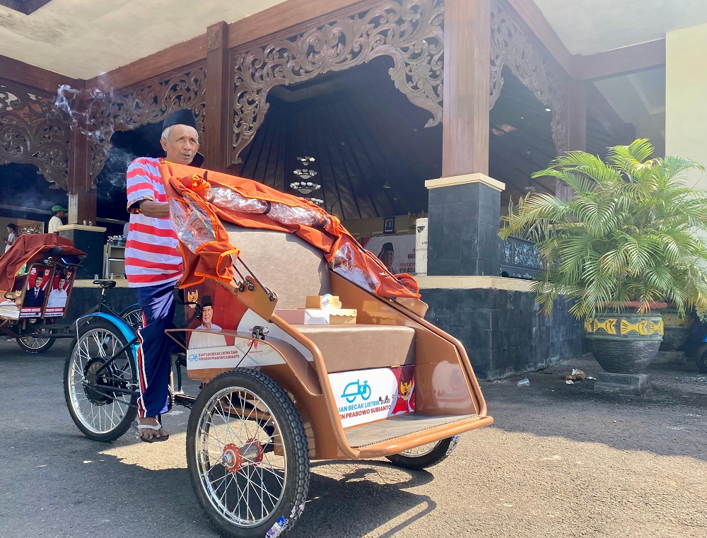 HARAPAN BARU: Mukrawi mengendarai becak listriknya usai seremoni penyerahan bantuan di Mandhapa Agung Ronggosukowati kemarin.
