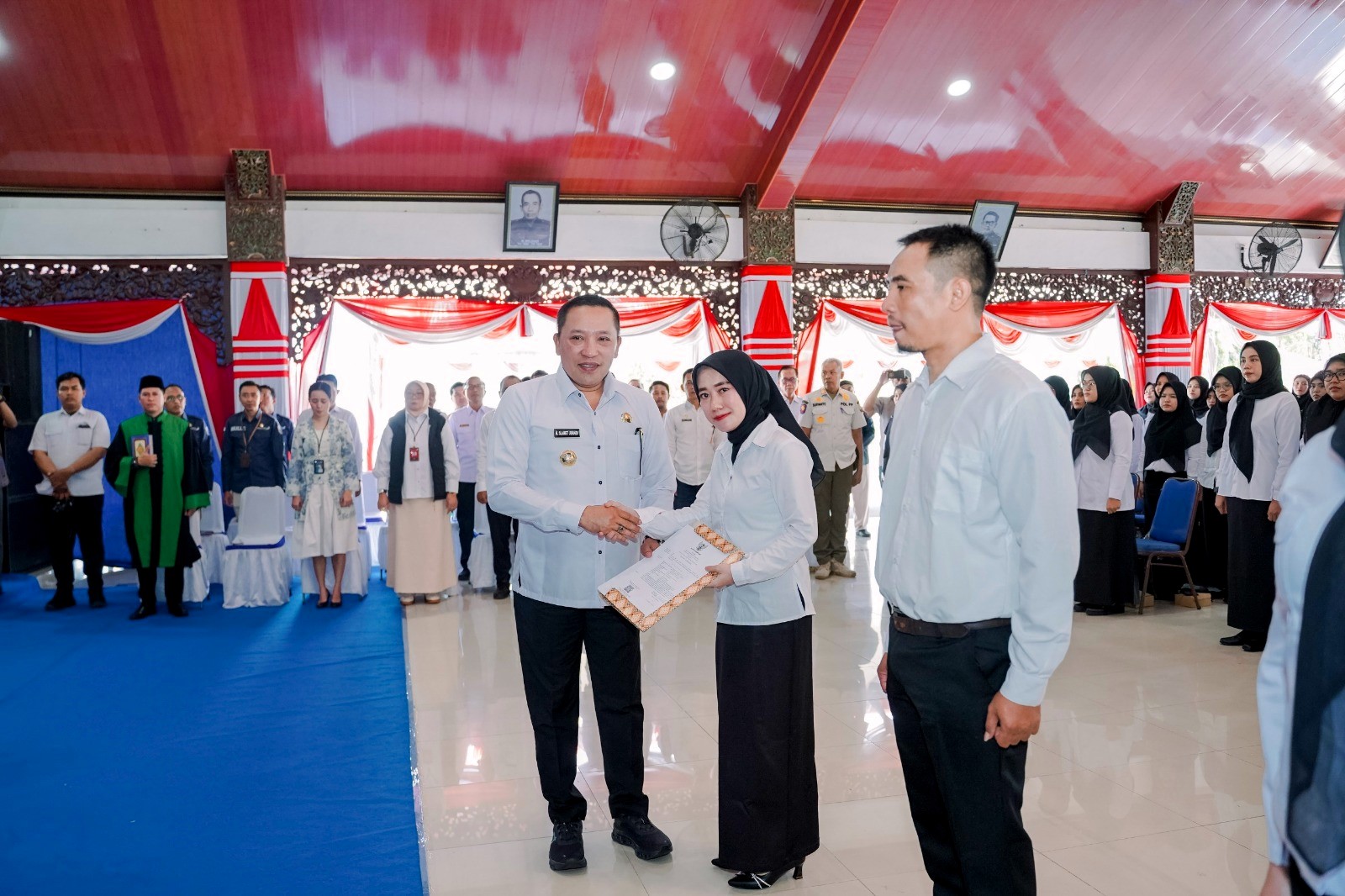 BERKARISMA: Bupati Sampang Slamet Junaidi (kiri depan) menyerahkan petikan Surat Keputusan Pengangkatan CPNS dan PPPK formasi 2024 di Pendopo Trunojoyo Sampang, Rabu (30/4).