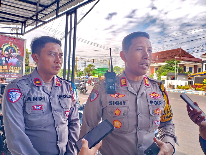 TEGAS: Kasatlantas Polres Sampang AKP Sigit Ekan Sahudi memberikan keterangan pers di Jalan Jaksa Agung Suprapto Rabu (16/7). (UBAIDILLAHIR RAIE/JPRM)