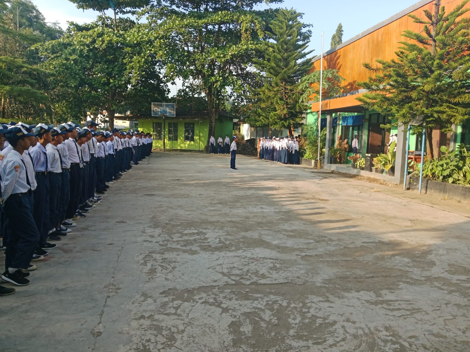 GENERASI EMAS: Siswa UPTD SMPN 1 Tragah mengikuti apel di depan sekolahnya.