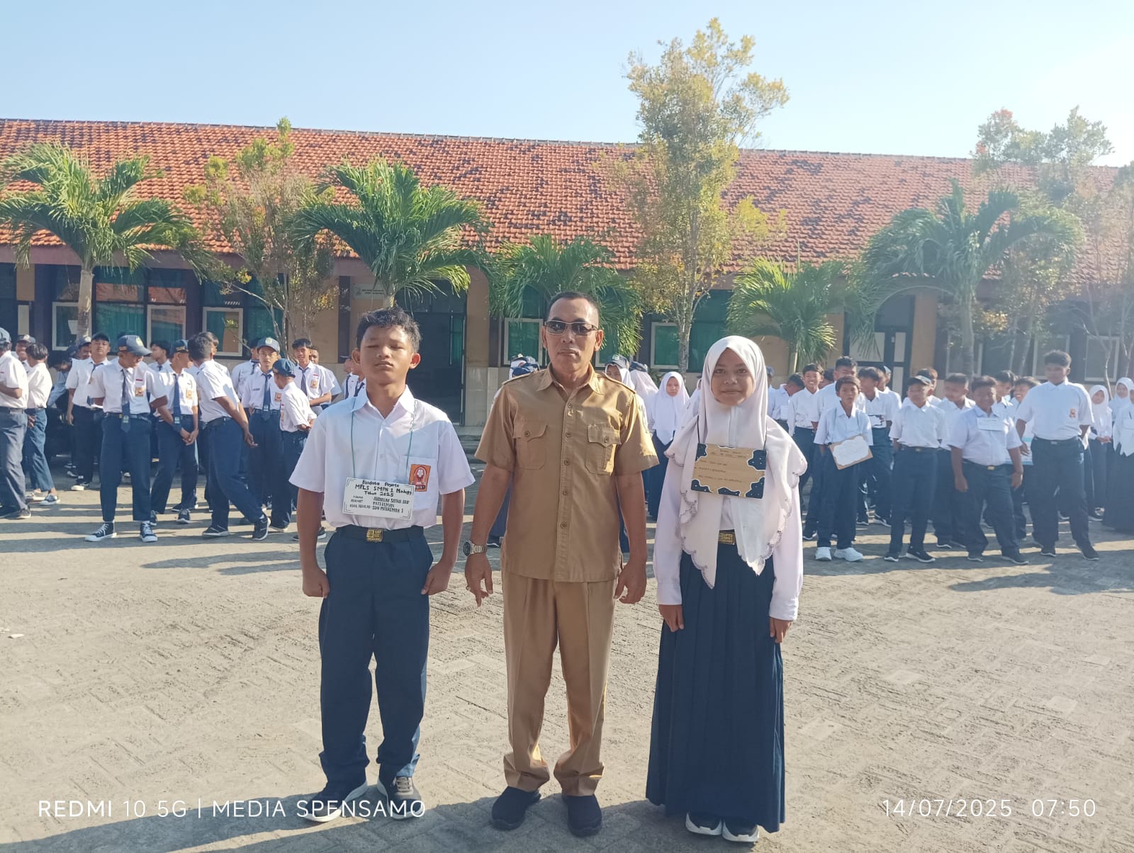 HARAPAN MASA DEPAN: Kepala UPTD SMPN 1 Modung Ali Mustofa berfoto bersama peserta MPLS kemarin.