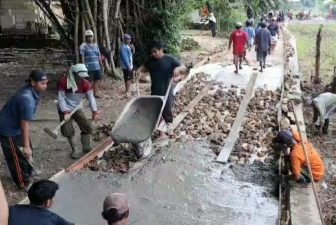GOTONG ROYONG: Warga mengerjakan pembangunan jalan beton di Desa Banyumas, Kecamatan Sampang, Rabu (16/7)