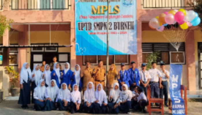 MENDIDIK SEPENUH HATI: Kepala UPTD SMPN 2 Burneh Hartono berfoto bersama pengurus OSIS dan peserta MPLS kemarin.