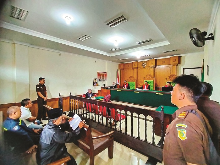 BERLANJUT: Terdakwa pencurian Mufarohah duduk di kursi terdakwa saat mengikuti sidang di Pengadilan Negeri Bangkalan Rabu (16/7). (VIVIN AGUSTIN HARTONO/JPRM)