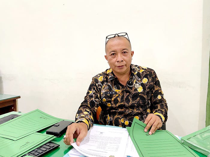 KESEJAHTERAAN: Mohammad Zaini Masbuchin saat ditemui diruanganya Kantor Kemenag Pamekasan Rabu (16/7). (AYU LATIFAH/JPRM)