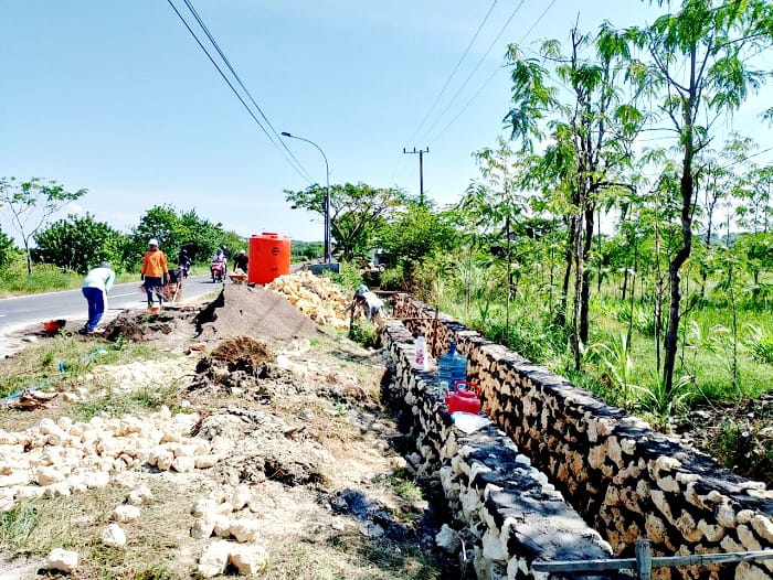 JADI SOROTAN: Pekerja sedang mengerjakan proyek drainase BK Provinsi Jatim, Selasa (15/7). (UBAIDILLAHIR RAIE/JPRM)