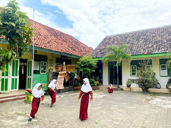 GENERASI PENERUS: Siswa SDN Jungcangcang 3 Pamekasan bermain di halaman sekolah Rabu (16/7). (AYU LATIFAH/JPRM)