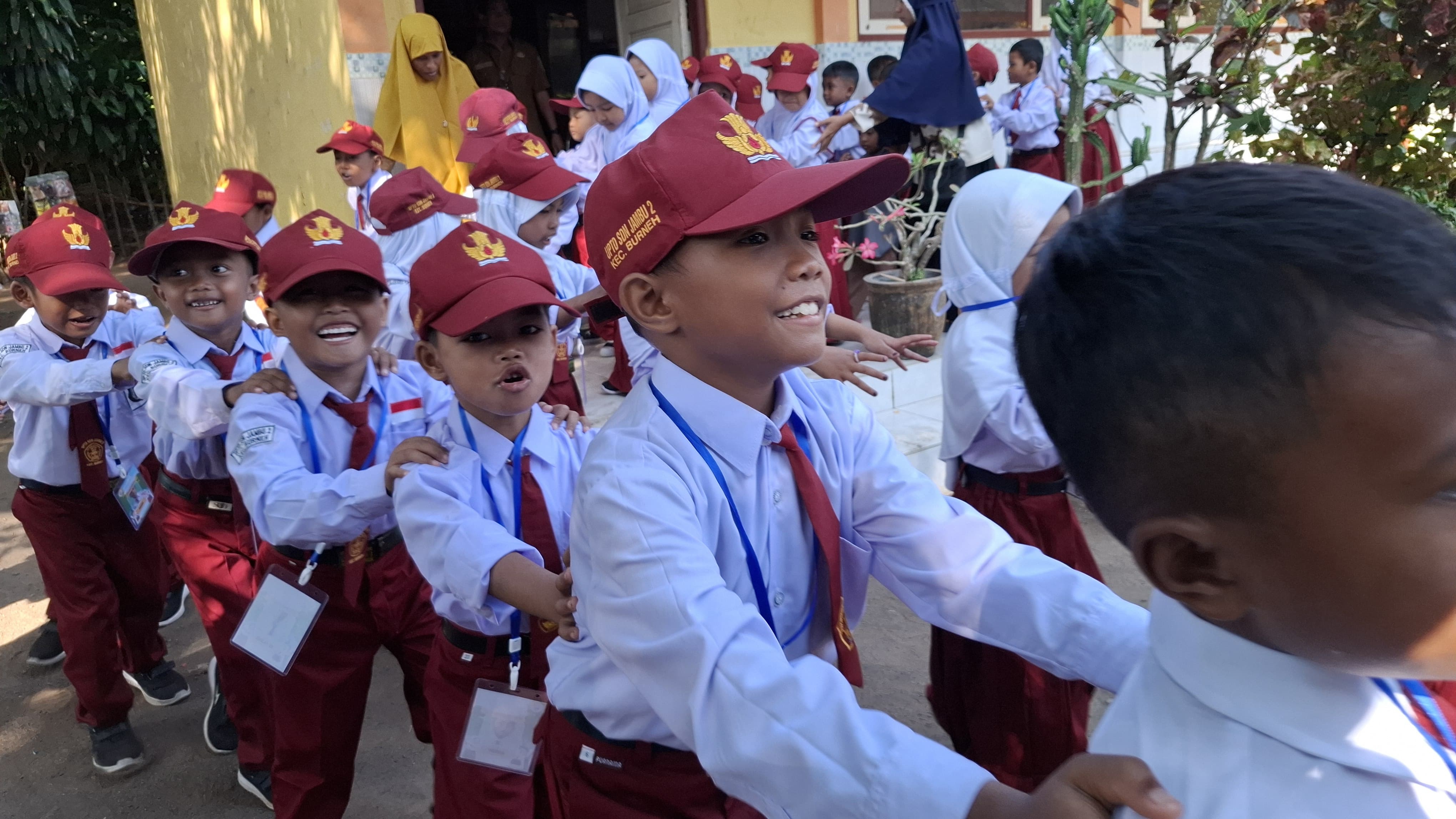 ANTUSIAS: Siswa baru SDN Jambu 2, Kecamatan Burneh, Bangkalan, mengikuti masa pengenalan lingkungan sekolah, Selasa (15/7).