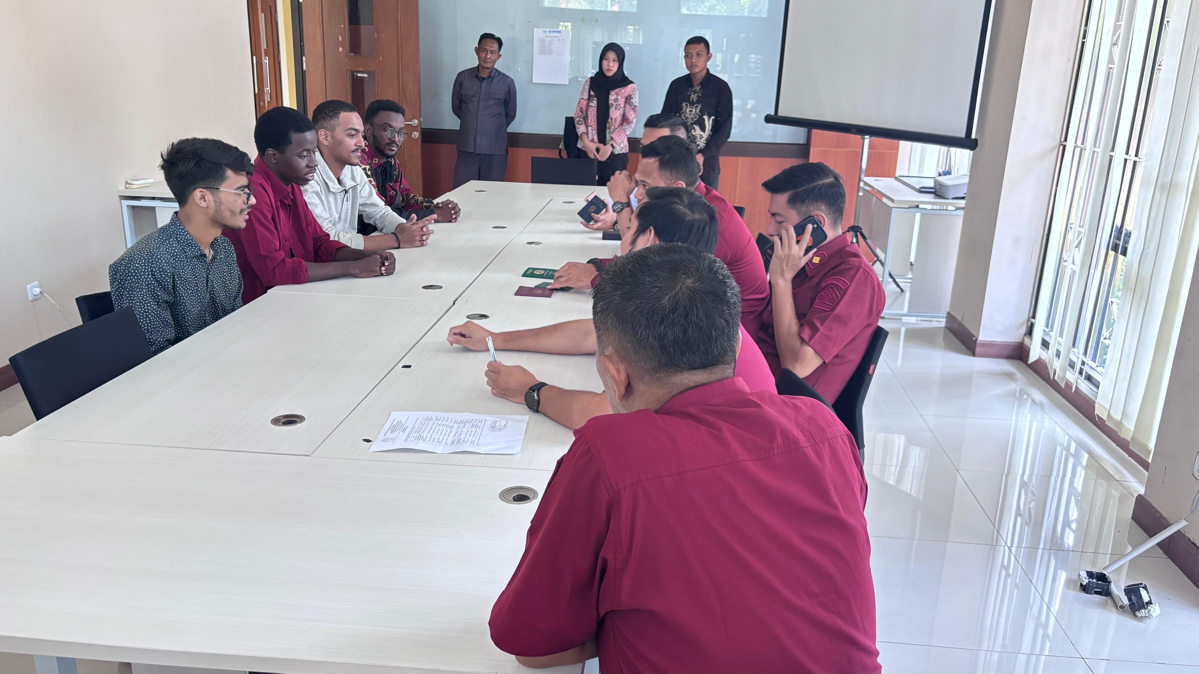 OPERASI GABUNGAN: Perwakilan Kantor Imigrasi Kelas II Pamekasan mewawancara para mahasiswa yang berasal dari luar negeri di UTM Bangkalan.