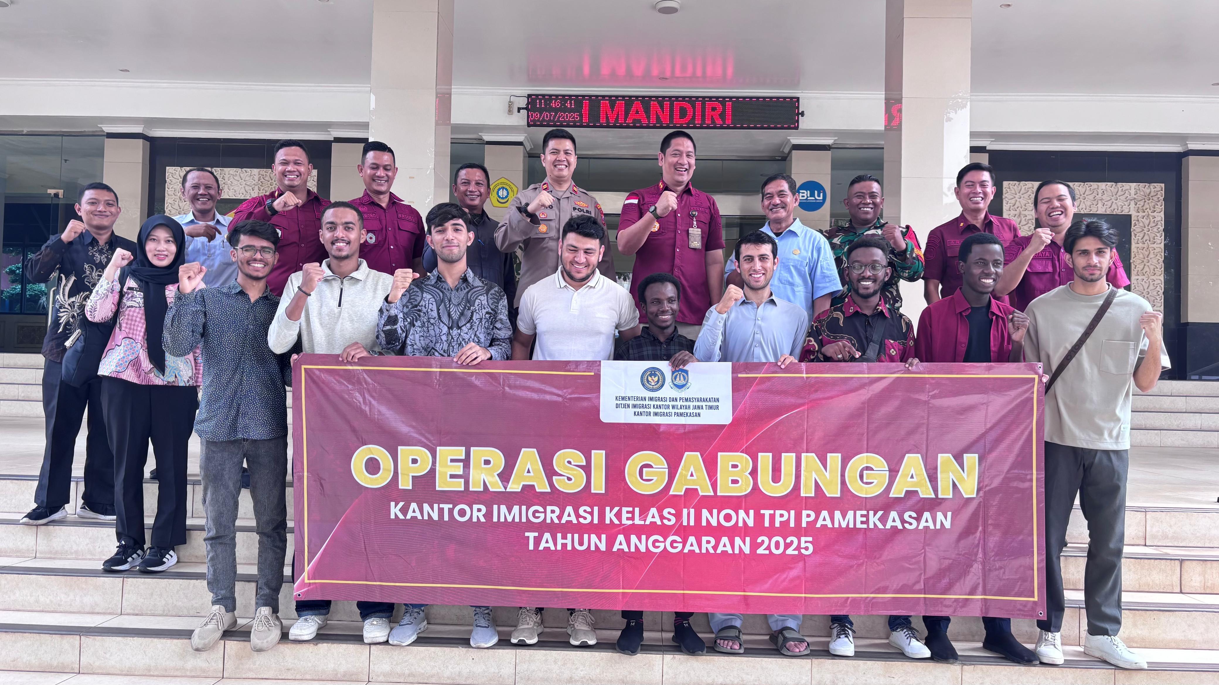 TERSENYUM: Sejumlah mahasiswa asing di UTM dipastikan legal oleh pihak Imigrasi.