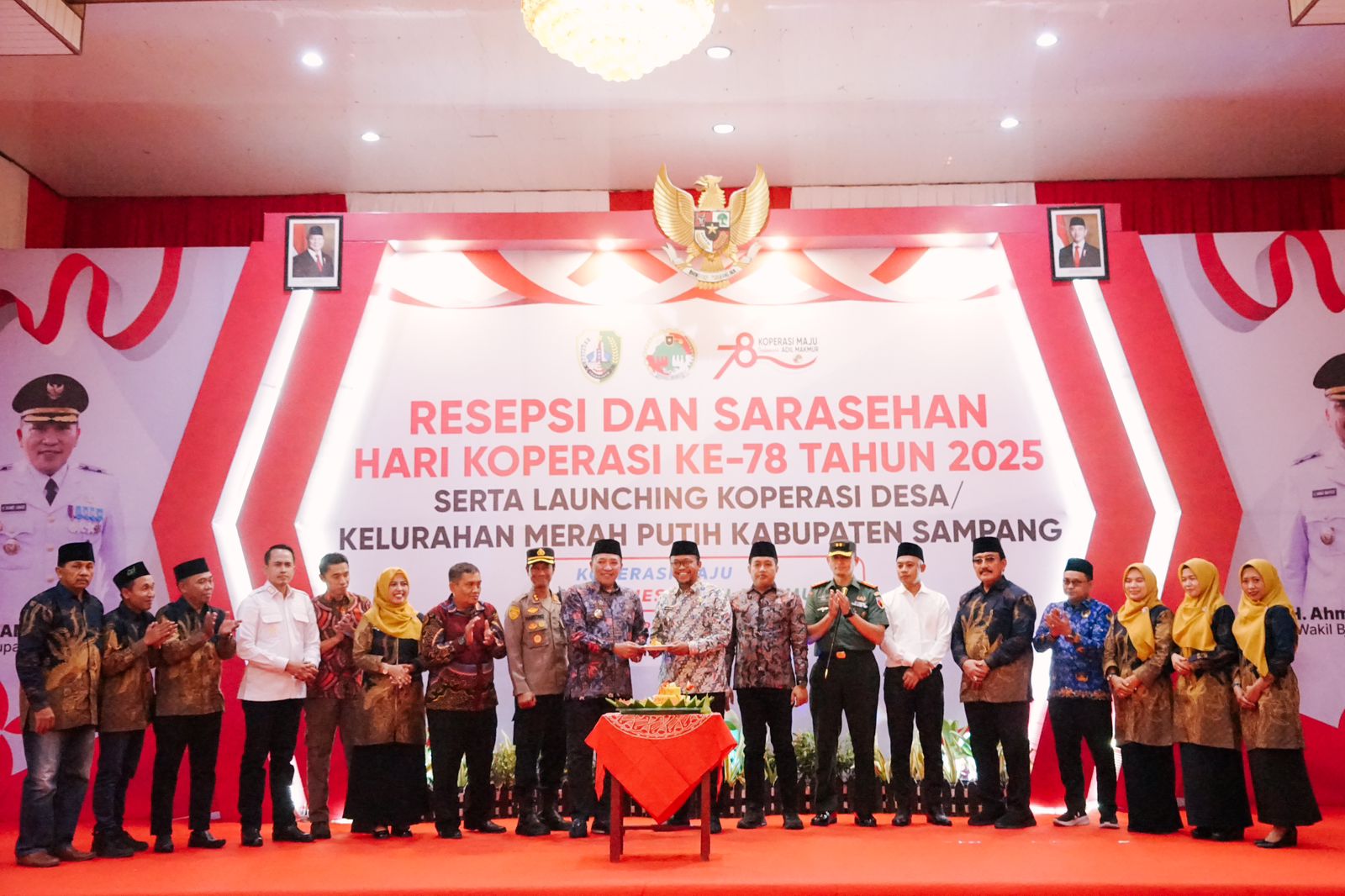 SOLID: Bupati Sampang Slamet Junaidi dan wakilnya Ahmad Mahfud pegang tumpeng sebagai simbolis peluncuran koperasi merah putih di gedung PKPRI Trunojoyo Sampang, Kamis (17/7).