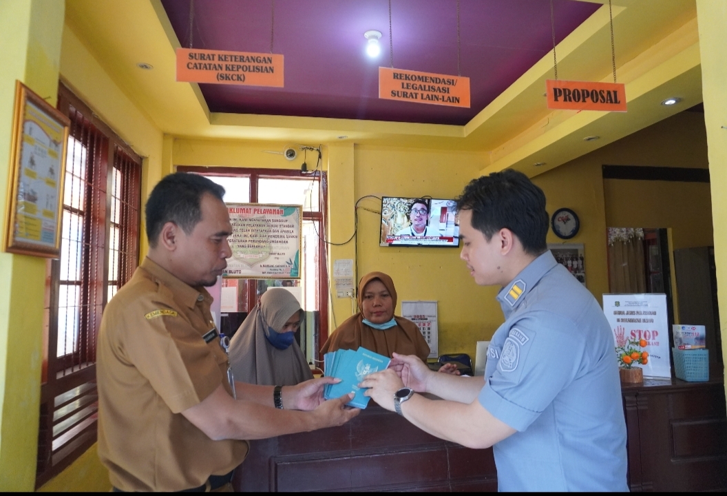 EDUKASI: Kantor Imigrasi Kelas II Non TPI Pamekasan melakukan penyebaran flayer di kantor Kecamatan Bluto, Kabupaten Sumenep.