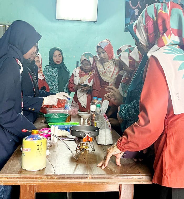 BERBAGI ILMU: Mahasiswa KKN Kelompok 28 UTM mendemonstrasikan pembuatan sabun dan lilin aromaterapi di Desa Jabung, Talun, Blitar, Selasa (15/7). (ROHMA SHOLIHAH UNTUK RADARMADURA.ID)