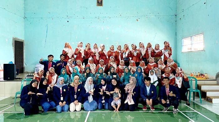 MASA PENGABDIAN: Mahasiswa KKN Kelompok 28 UTM berfoto bersama PKK usai memberikan materi dan praktik di Desa Jabung, Talun, Blitar, Selasa (15/7). (ROHMA SHOLIHAH UNTUK RADARMADURA.ID)