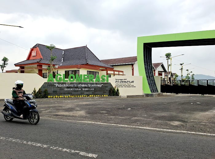 SEPI: Masyarakat melintas di depan gedung APHT di Desa Guluk-Guluk, Kecamatan Guluk-Guluk, Sumenep. (MOH. LATIF/JPRM)