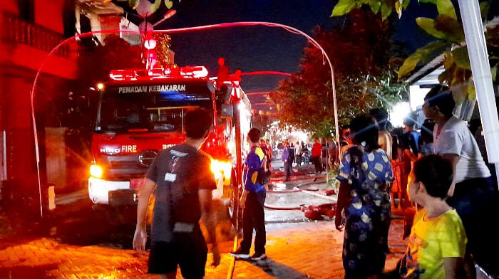 PROSES PENDINGINAN: Tim Damkar Satpol PP Bangkalan sedang melakukan pemadaman di Perumahan Graha Mentari, Kelurahan Mlajah, Rabu (16/7). (M. KHOLIL RAMLI/JPRM)