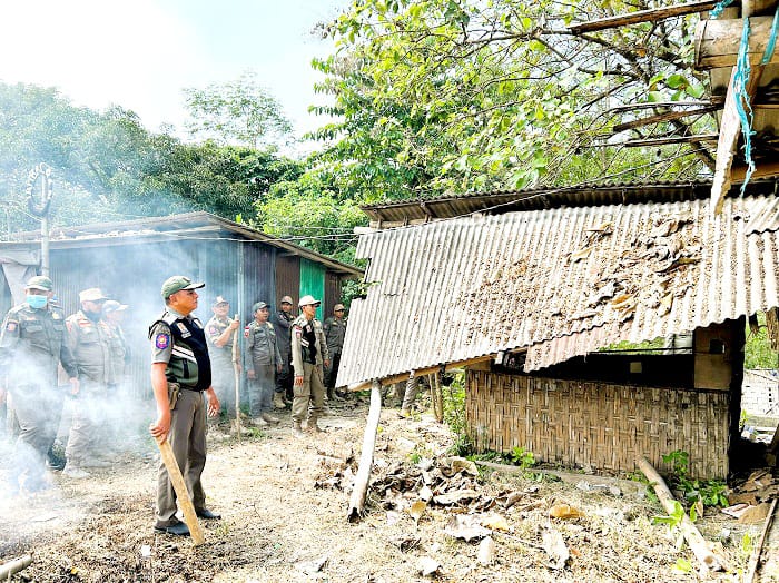 DIBONGKAR PAKSA: Anggota Satpol PP Bangkalan membongkar warung di perempatan Desa Petapan, Kecamatan Labang, Bangkalan, Senin (14/7). (VIVIN AGUSTIN HARTONO/JPRM)