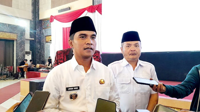 JAWAB PERTANYAAN: Bupati Bangkalan Lukman Hakim didampingi Wabup Moch. Fauzan Ja&rsquo;far dalam sesi wawancara bersama awak media, Rabu (16/7). (M. KHOLIL RAMLI/JPRM)