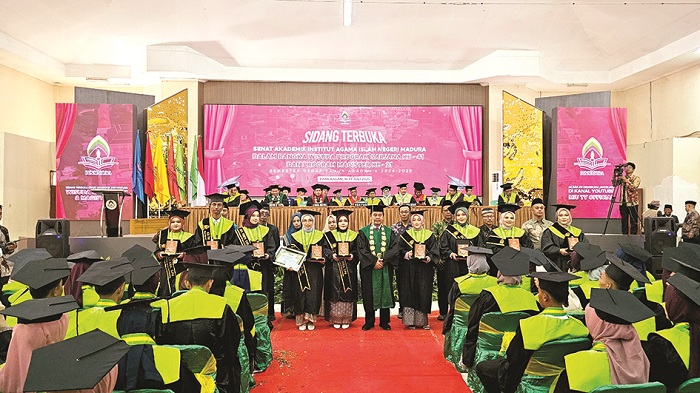 APRESIASI: Rektor UIN Madura Dr. Saiful Hadi, M.Pd berfoto di sela-sela wisudawan Kamis (17/7). (HUMAS UIN MADURA UNTUK JPRM)