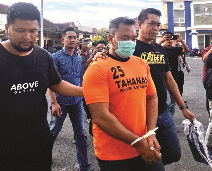 TIDAK BERKUTIK: Zainal Arifin, tersangka penganiayaan mengenakan baju tahanan Polres Pamekasan usai diringkus polisi, Rabu (2/7). (MOH. IQBAL AFGANI/JPRM)
