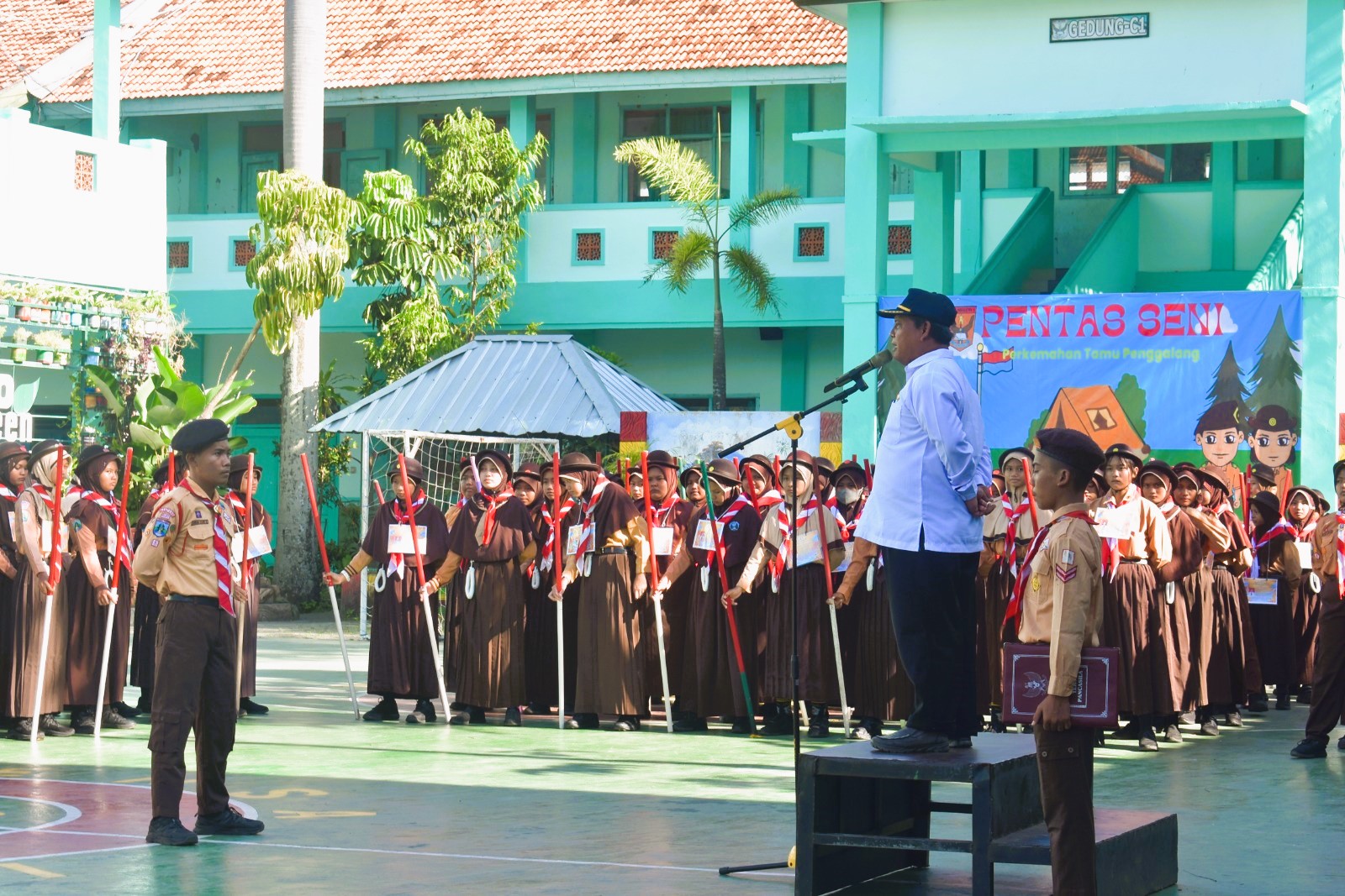 MANDIRI: Kepala SMPN 1 Sampang menutup kegiatan Pramuka di sekolah, Kamis (17/7).