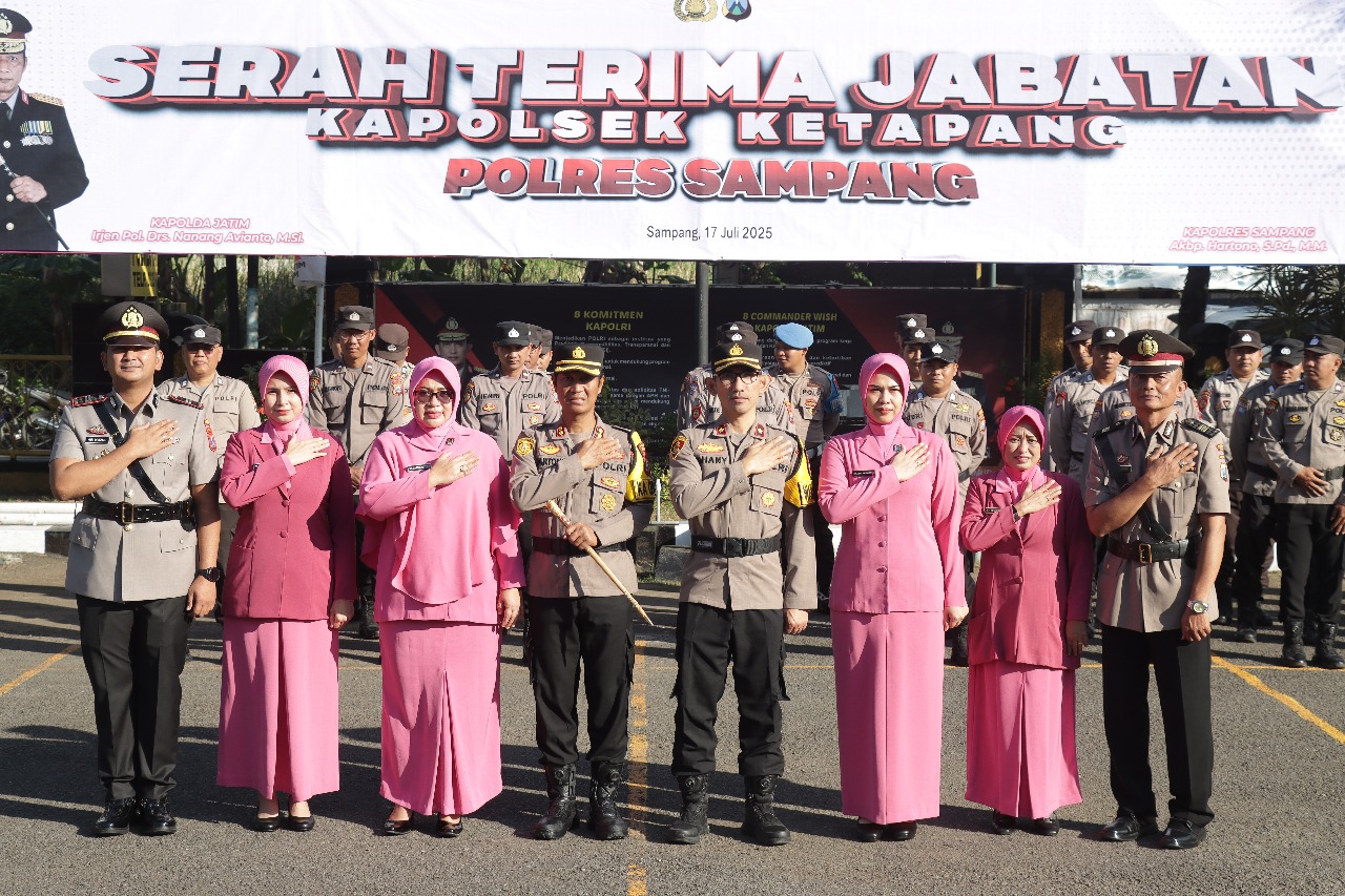 PINDAH TUGAS: Iptu Muhammad Ari Nuzul Aulia dan AKP Eko Puji Waluyo disumpah saat sertijab di halaman Polres Sampang Kamis (17/7).