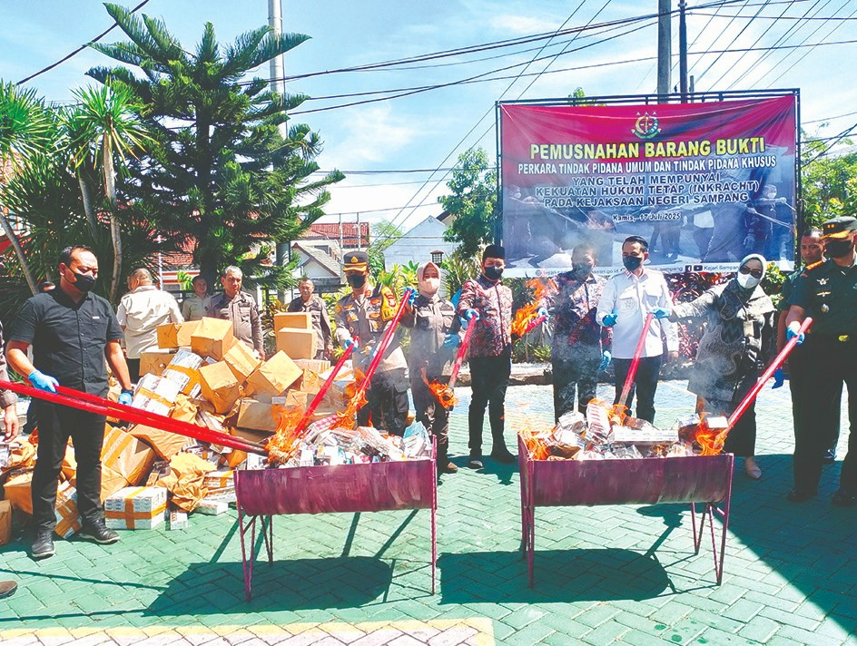 DIMUSNAHKAN: Kajari Sampang Fadilah Helmi musnahkan barang bukti rokok tanpa pita cukai bersama forkopimda di halaman kantor Kamis (17/7). ). (UBAIDILLAHIR RAIE/JPRM)