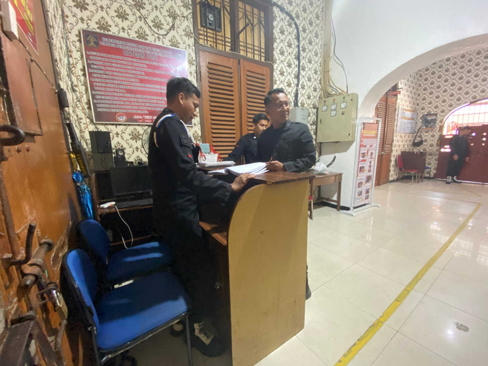 DIJAGA KETAT: Kepala KPLP Lapas Kelas II-A Pamekasan Muhammad Faishol Nur mengecek buku tamu kemarin.