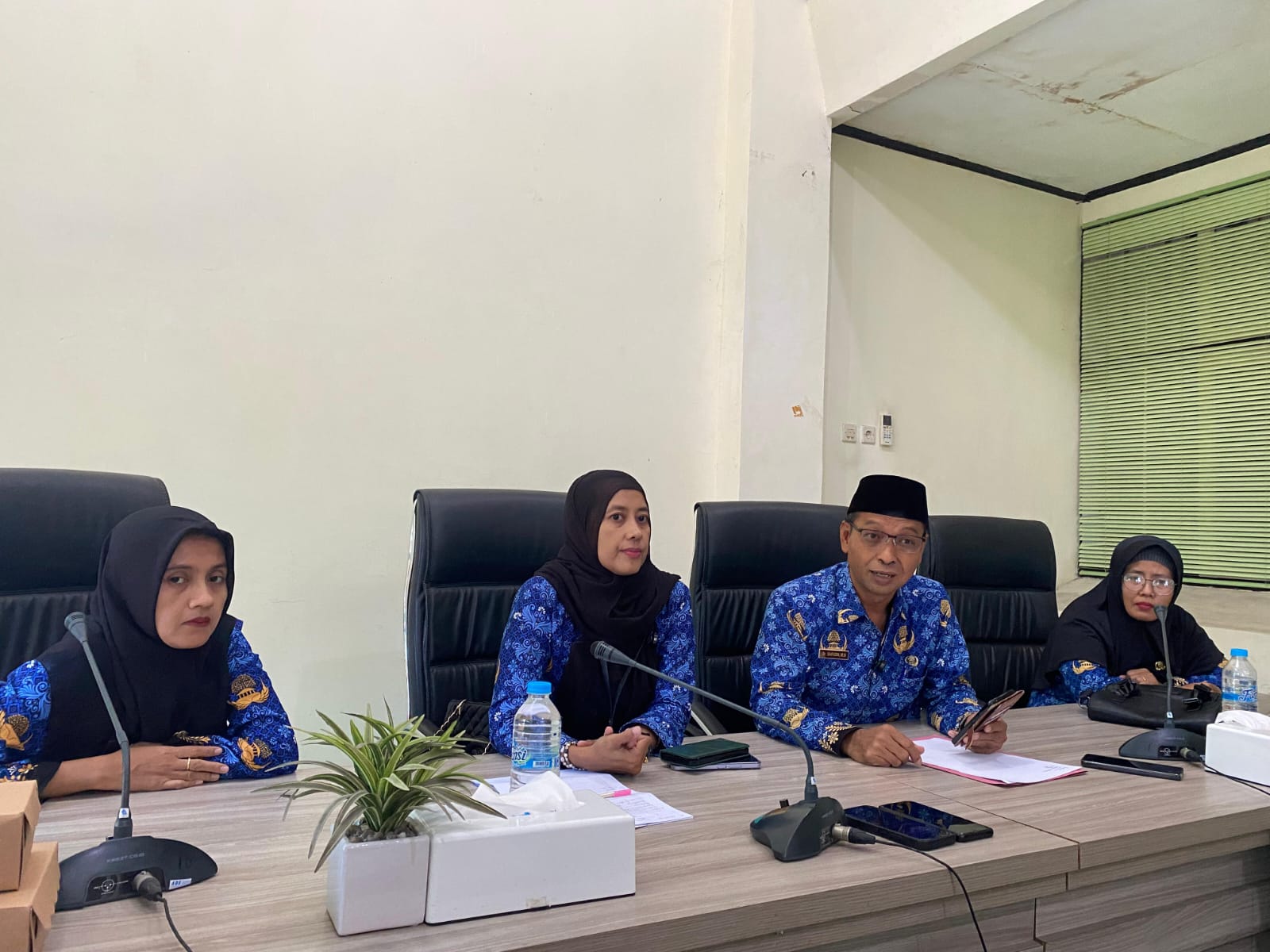 MENANGGAPI: Kepala Dinkes Saifuddin didampingi Kepala Puskesmas Talang Khaliliya Syaifiyati di Ruang Bina Praja Pemkab Pamekasan Kamis (17/07).