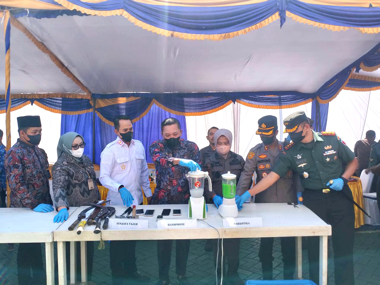 BERBAHAYA: Kajari Sampang Fadilah Helmi bersama forkopimda musnahkan BB narkotika dengan cara diblender di halaman kantornya Kamis (17/7). (UBAIDILLAHIR RAIE/JPRM)