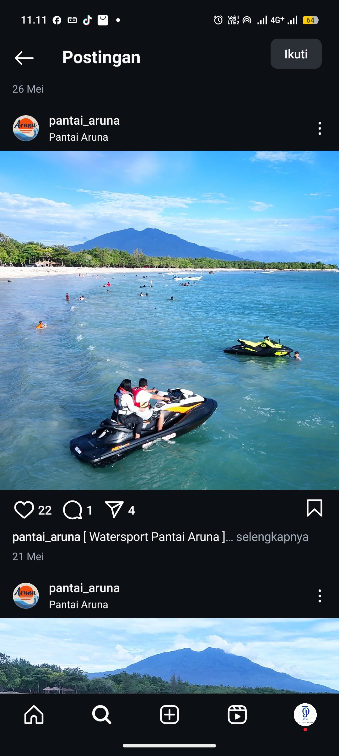 Menikmati wahana di pantai Aruna