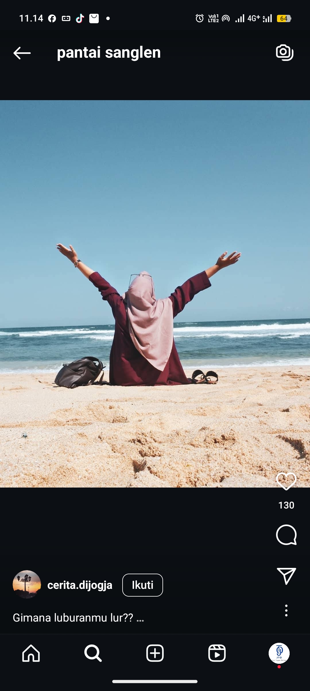 Menikmati liburan di pantai sanglen