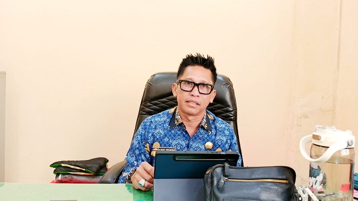 FOKUS: Kabag Perekonomian dan SDA Setkab Sumenep Dadang Dedy Iskandar saat ditemui di ruang kerjanya. (MOH. LATIF/JPRM)