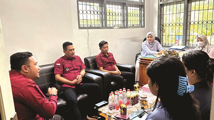 RUTIN: Petugas Imigrasi Kelas II Non TPI Pamekasan melakukan Operasi Wira Waspada di Universitas Wiraraja Sumenep, Rabu (16/7). (IMIGRASI PAMEKASAN UNTUK JPRM)