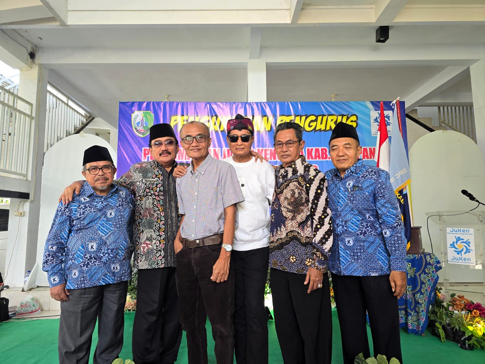 AKRAB: Owner Rumah Sakit Qona&rsquo;ah R. Herman Susyanto (dua dari kanan) berfoto bersama saat pengukuhan Perkumpulan Juang Kencana Sampang, Rabu (16/7).