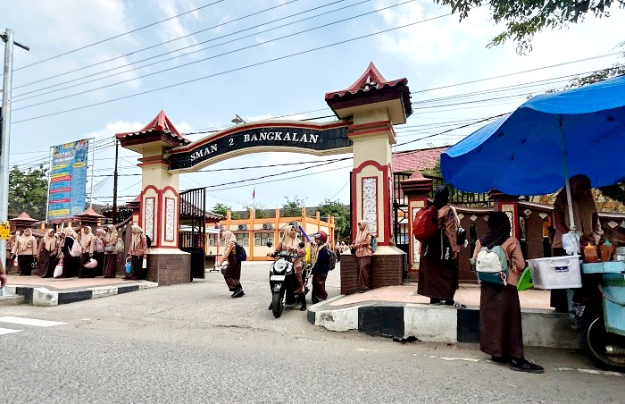 GENERASI EMAS: Murid SMA Negeri 2 Bangkalan pulang sekolah usai mengikuti kegiatan sekolah Jumat (18/7). (VIVIN AGUSTIN HARTONO/JPRM)