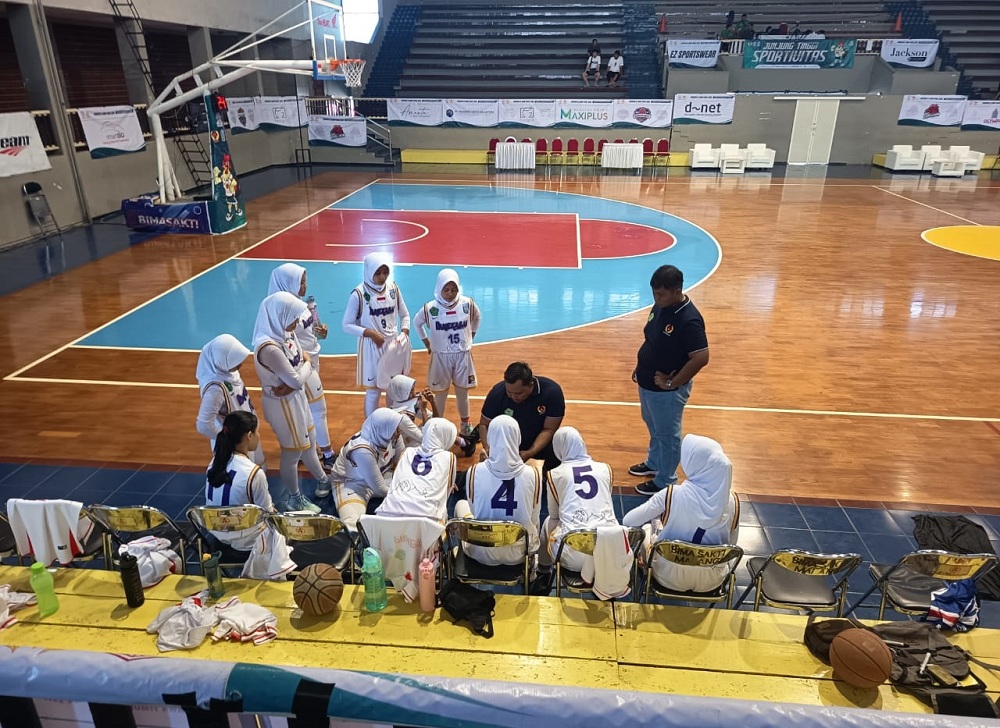 TETAP SEMANGAT: Pelatih memberikan masukan kepada atlet Perbasi Pamekasan usai bertanding di GOR Bimasakti Malang, Sabtu (14/6).