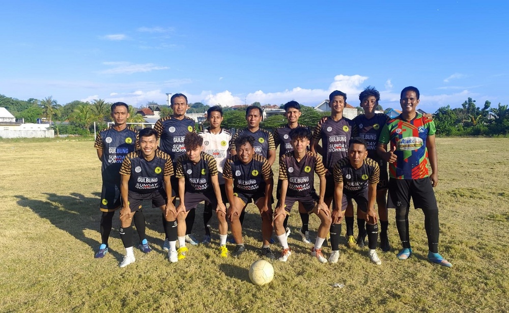 MERUMPUT: Pemain PSG Gulbung saat mengikuti pertandingan di lapangan yang ada di area Sampang Sport Center (SSC) di Kelurahan Dalpenang, Kecamatan Kota Sampang, Senin (7/7).