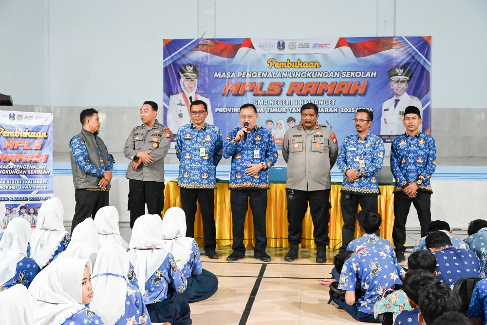 FOKUS: Anggota Polri memberikan edukasi ke peserta MPLS di SMAN 1 Kalianget.