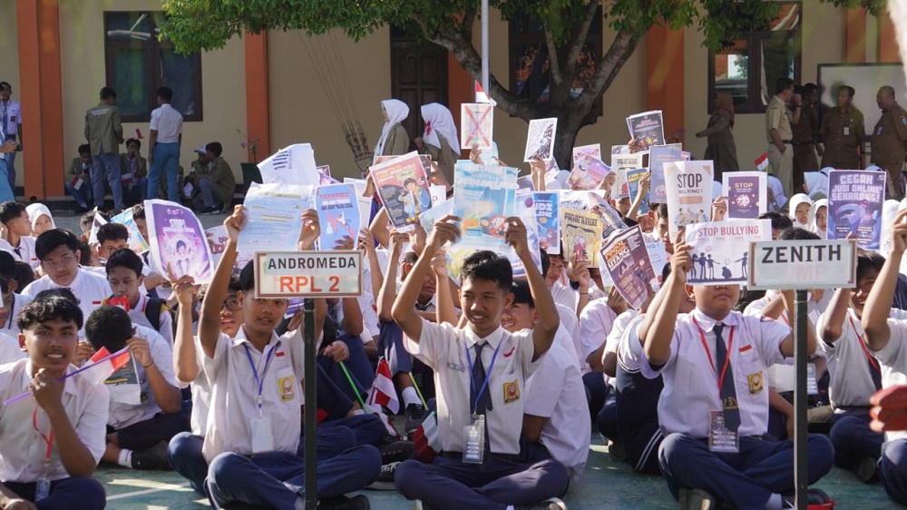 EDUKATIF: Ratusan siswa baru SMKN 1 Sumenep berfoto bersama setelah menerima arahan dari Kepsek Zainal Sahari kemarin.