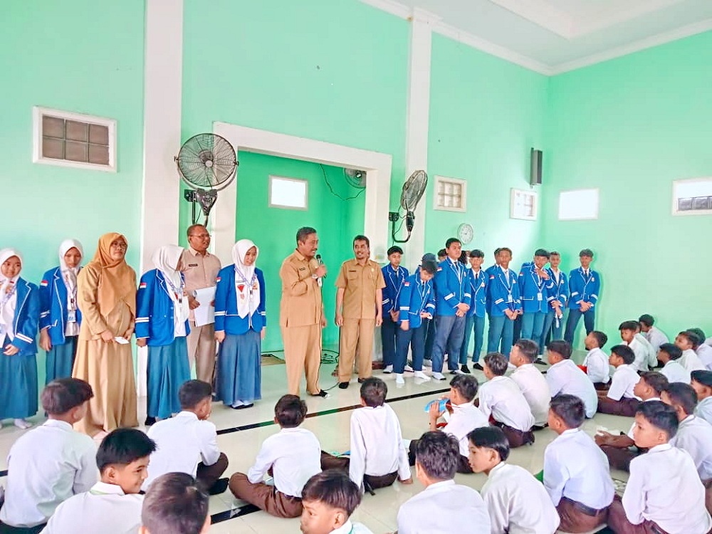 HARAPAN BANGSA: Kepala Dispendikbud Pamekasan Mohamad Alwi memberikan arahan kepada murid di sela-sela acara MPLS.