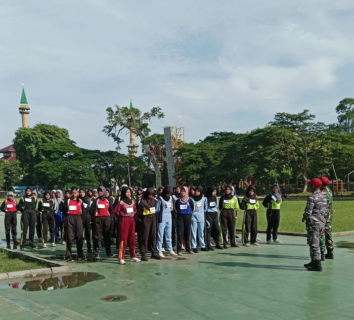 PROFESIONAL: Calon anggota Paskibraka menyimak arahan dari pelatih saat mengikuti seleksi di Alun-Alun Kota Bangkalan, Sabtu (22/2). (DOKUMEN JPRM)
