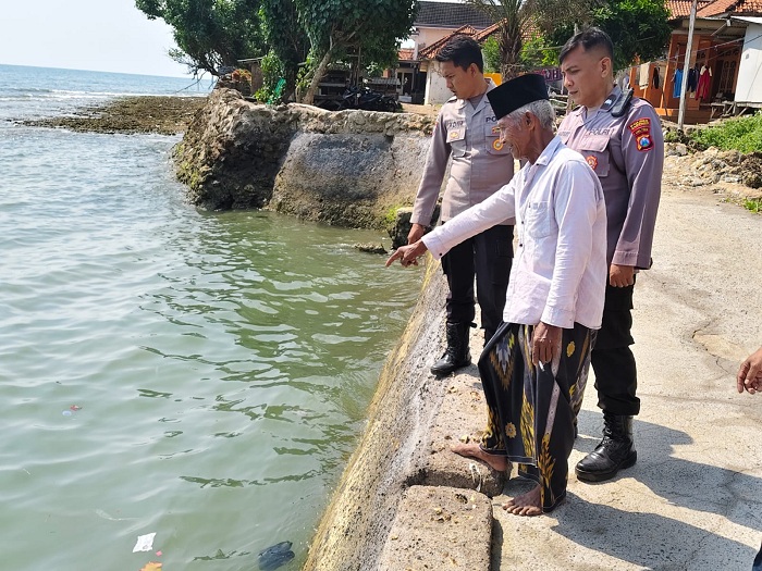 TKP: Warga menunjukkan lokasi ditemukannya korban pada anggota Polsek Sokobanah saat mengecek TKP, Sabtu (19/7). (HUMAS POLRES UNTUK JPRM)